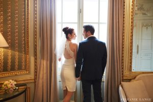 Hochzeitsfotos im Patrick Hellmann Schlosshotel Grunewald Berlin im Wohnzimmer