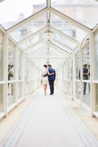 Hochzeit im Patrick Hellmann Schlosshotel Grunewald Berlin - Brautpaar im Wintergarten