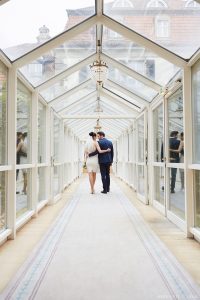 Hochzeit im Patrick Hellmann Schlosshotel Grunewald Berlin - Brautpaar im Wintergarten