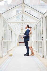Hochzeitsfotos im Patrick Hellmann Schlosshotel Grunewald Berlin - Hochzeitspaar im Wintergarten
