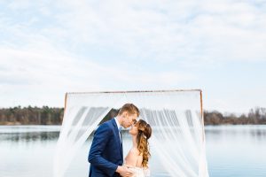 Boho Strand Hochzeit Inspiration mit Achat Scheiben: Ehepaar unter Traubogen - Stefanie Lange Hochzeitsfotografie