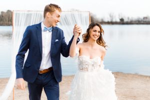 Boho Strand Hochzeit Inspiration mit Achat Scheiben: Auszug nach Trauung - Stefanie Lange Hochzeitsfotografie