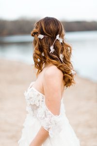 Boho Strand Hochzeit Inspiration mit Achat Scheiben: Portraits der Braut mit Brautfrisur - Stefanie Lange Hochzeitsfotografie