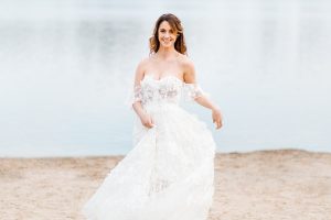 Boho Strand Hochzeit Inspiration mit Achat Scheiben: Portraits der Braut im Brautkleid - Stefanie Lange Hochzeitsfotografie