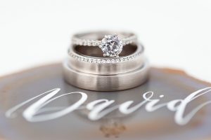 Boho Strand Hochzeit Inspiration mit Achat Scheiben: Ringe & Platzkarte - Stefanie Lange Hochzeitsfotografie