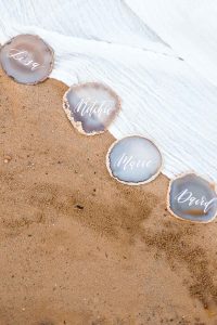 Boho Strand Hochzeit Inspiration mit Achat Scheiben: Idee für Platzkarten - Stefanie Lange Hochzeitsfotografie