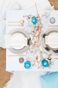 Boho Strand Hochzeit Inspiration mit Achat Scheiben: Tischdeko mit Muscheln - Stefanie Lange Hochzeitsfotografie
