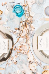 Boho Strand Hochzeit Inspiration mit Achat Scheiben: Tischdeko mit Muscheln - Stefanie Lange Hochzeitsfotografie