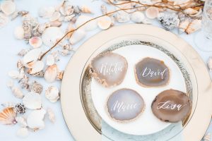 Boho Strand Hochzeit Inspiration mit Achat Scheiben: Idee für Platzkarten - Stefanie Lange Hochzeitsfotografie