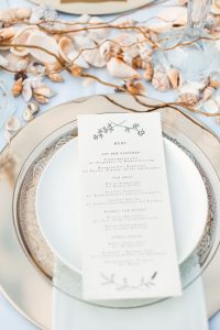 Boho Strand Hochzeit Inspiration mit Achat Scheiben: Menükarte auf Platzteller - Stefanie Lange Hochzeitsfotografie