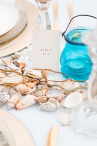 Boho Strand Hochzeit Inspiration mit Achat Scheiben: Tischnummer Papeterie Idee - Stefanie Lange Hochzeitsfotografie