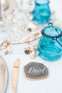 Boho Strand Hochzeit Inspiration mit Achat Scheiben: Detailaufnahme Teelichtglas & Namensschild - Stefanie Lange Hochzeitsfotografie