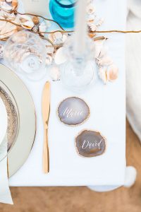 Boho Strand Hochzeit Inspiration mit Achat Scheiben: Detailaufnahme Namensschild - Stefanie Lange Hochzeitsfotografie