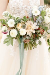 Brautstrauß mit Dahlien für Fine Art Hochzeit in Berlin