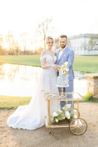 Fine Art Stil Hochzeitstorte anschneiden